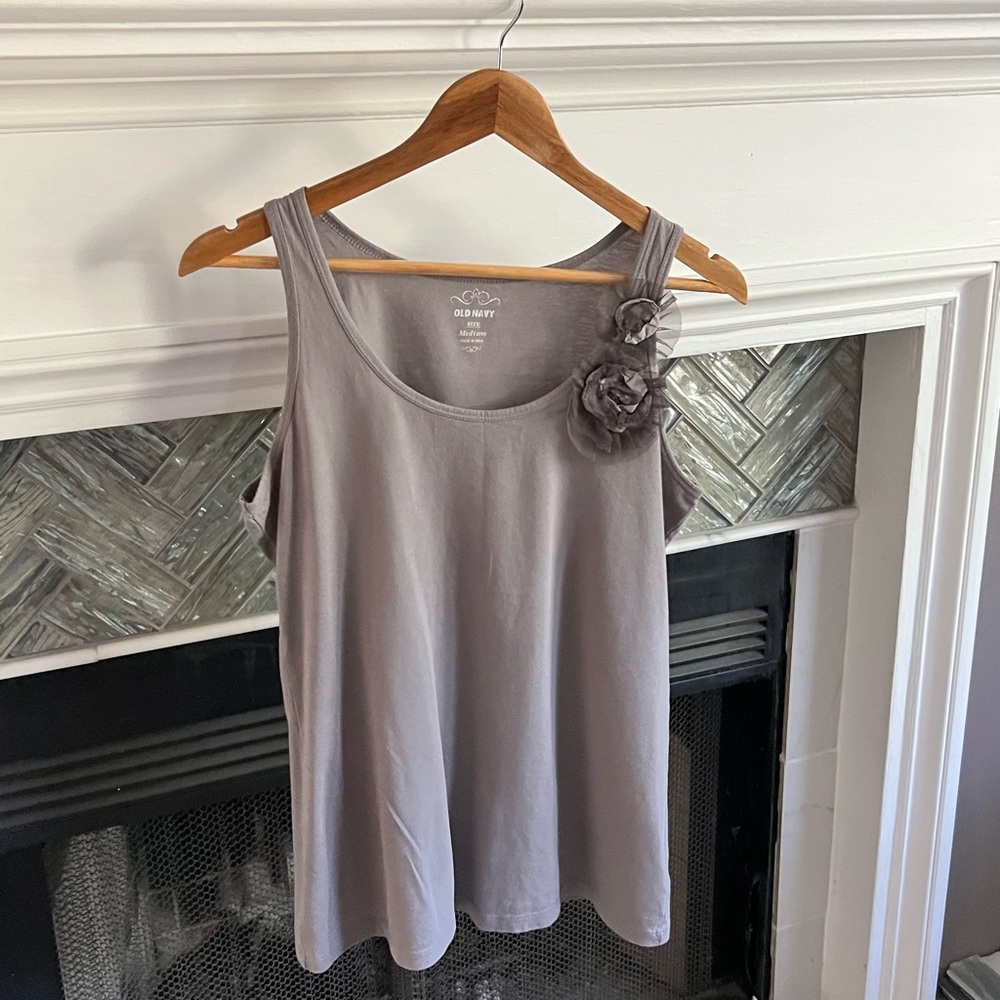 NWOT OLD NAVY Gray TANK TOP With CHIFFON LACE FLOWER Appliqué MEDIUM (M)